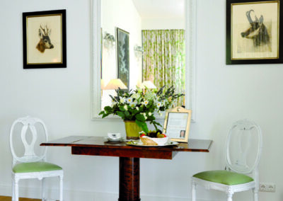 Spiegel und Tisch in der Suite Dr. Graf-von-Keyserlingk